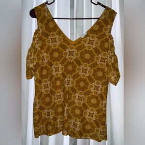 Women’s cold shoulder top